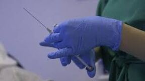Jeringa en la mano del médico