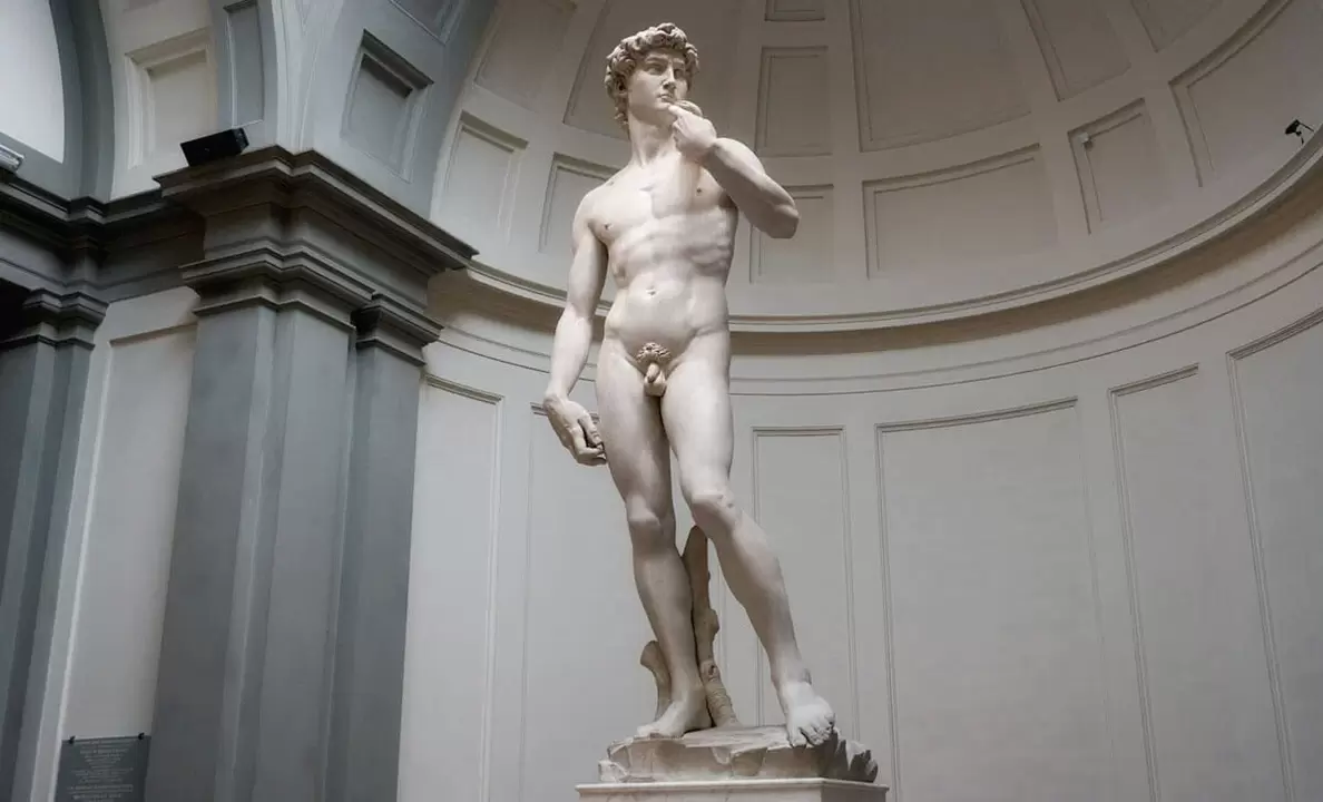 Estatua de hombre desnudo y agrandamiento del pene. 