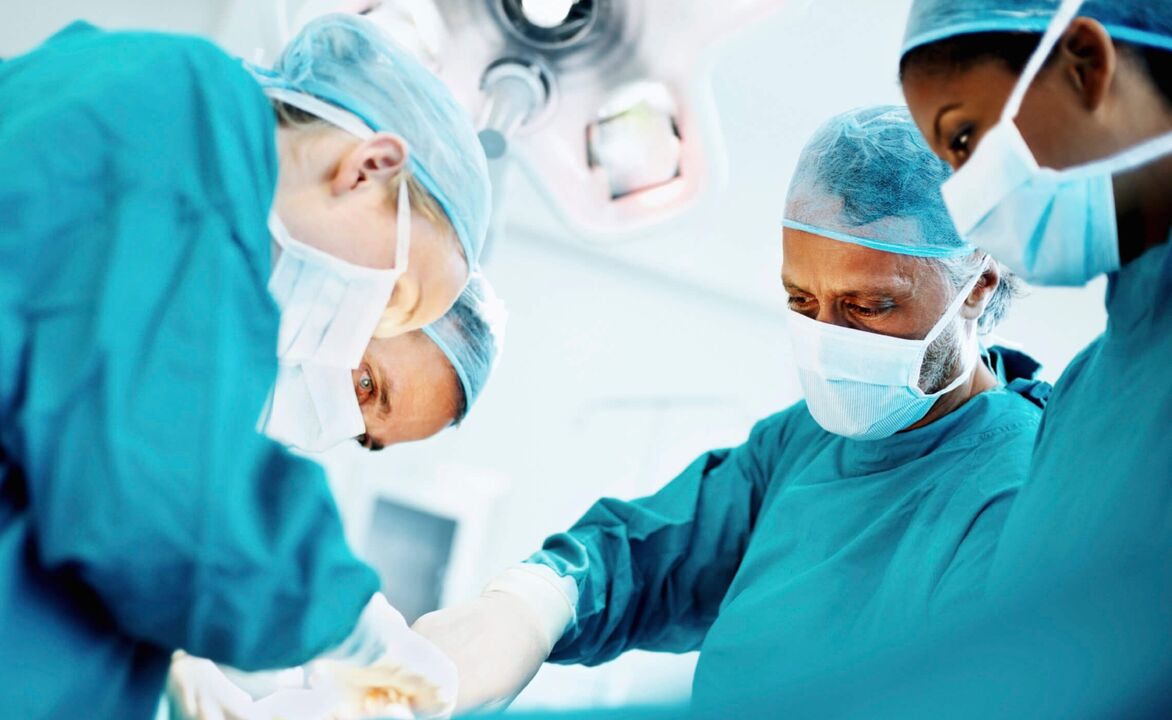 El proceso mediante el cual los cirujanos agrandan quirúrgicamente el pene. 