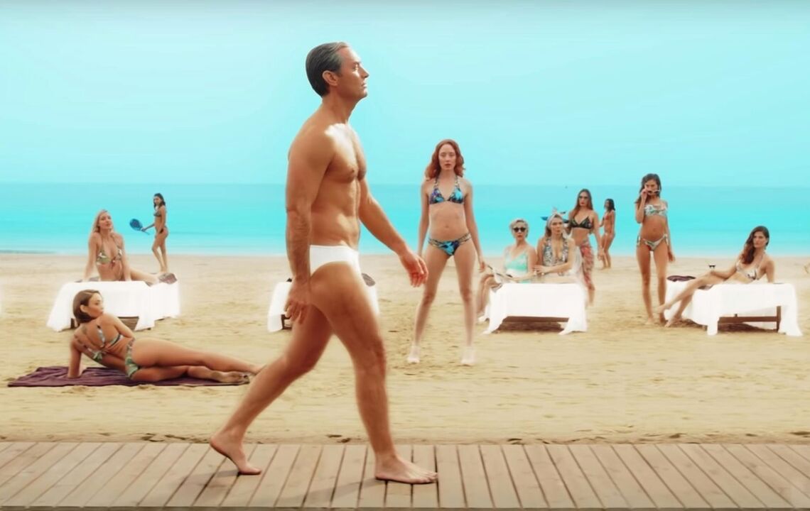 Chicas en la playa miran fijamente a un hombre agrandando su pene
